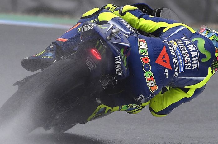 Pebalap Yamaha Movistar, Valentino Rossi, memacu motor pada sesi latihan bebas pertama GP Republik Ceska di Sirkuit Brno, Jumat (4/8/2017).