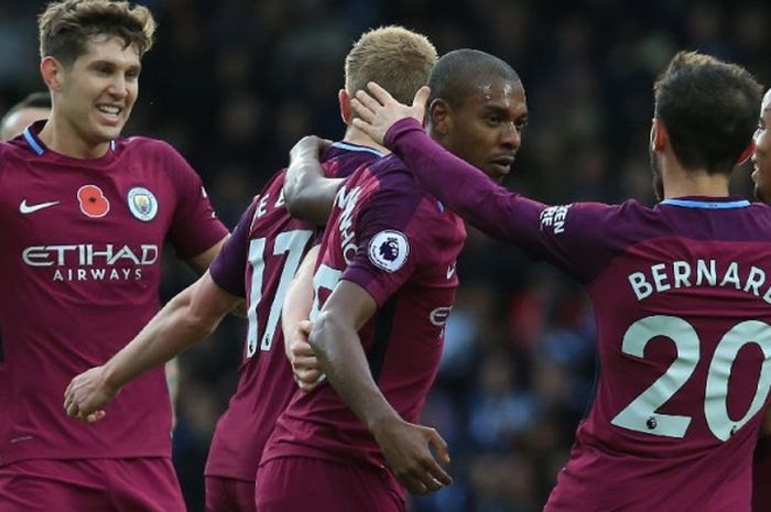 Para pemain Manchester City merayakan gol Fernandinho ke gawang West Brom pada laga Liga Inggris di The Hawthornes, Sabtu (28/10/2017).