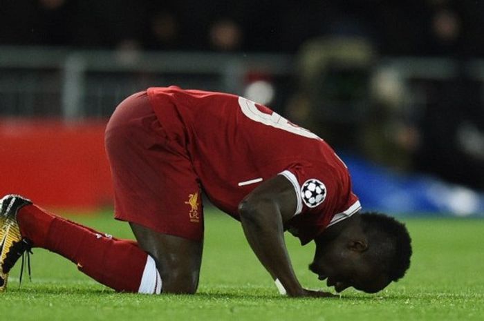 Penyerang asal Senegal yang membela Liverpool, Sadio Mane, bersujud untuk merayakan gonyal yang bersarang ke gawang AS Roma dalam semifinal Liga Champions leg pertama pada 24 April 2018, di Stadion Anfield.