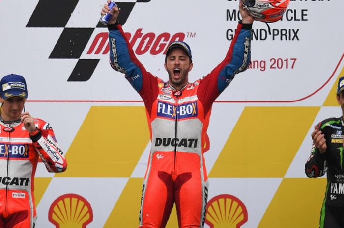  Pebalap MotoGP asal Italia yang membela tim Ducati, Andrea Dovizioso (tengah), melakukan selebrasi di atas podium setelah memenangi balapan GP Malaysia di Sirkuit Internasional Sepang, Minggu (29/10/2017). 