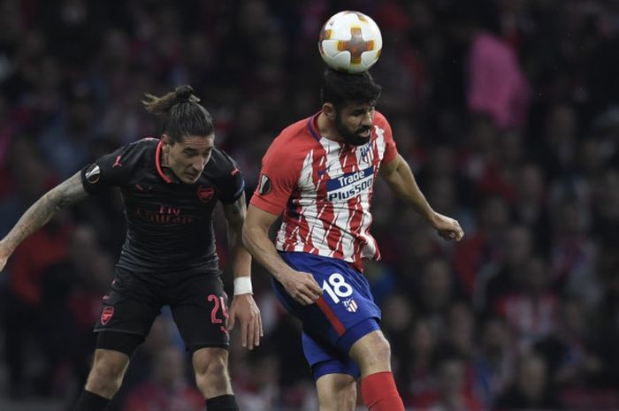 Bek Arsenal, Hector Bellerin (kiri), berduel dengan penyerang Atletico Madrid, Diego Costa, dalam laga leg kedua semifinal Liga Europa di Stadion Wanda Metropolitano, Madrid, Spanyol pada 3 Mei 2018.