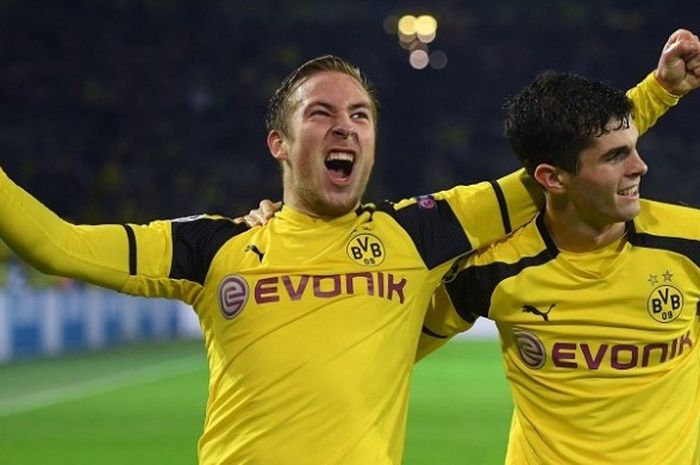 Pemain Borussia Dortmund, Felix Passlack (kiri), merayakan gol bersama rekannya, Christian Pulisic, dalam laga Liga Champions kontra Legia Warszawa, di Signal Iduna Park, Selasa (22/11/2016). 