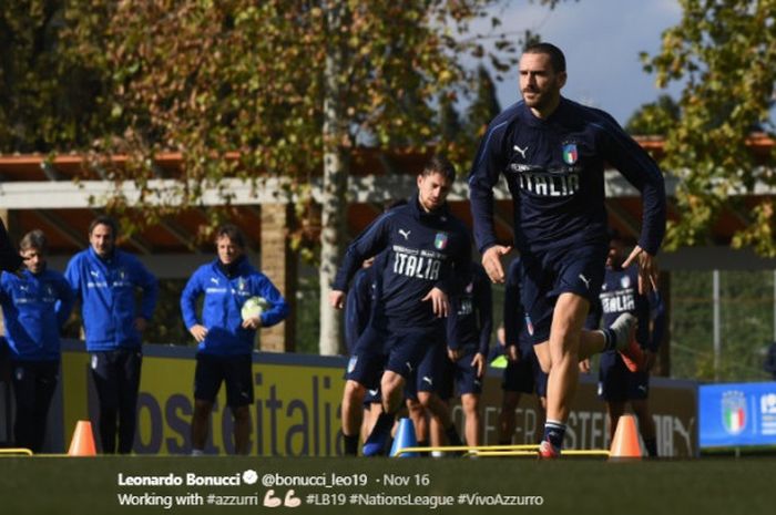 Bek timnas Italia, Leonardo Bonucci, berlatih dengan rekan-rekannya jelang laga UEFA Nations League kontra timnas Portugal, pada 17 November 2018 di Stadion San Siro.