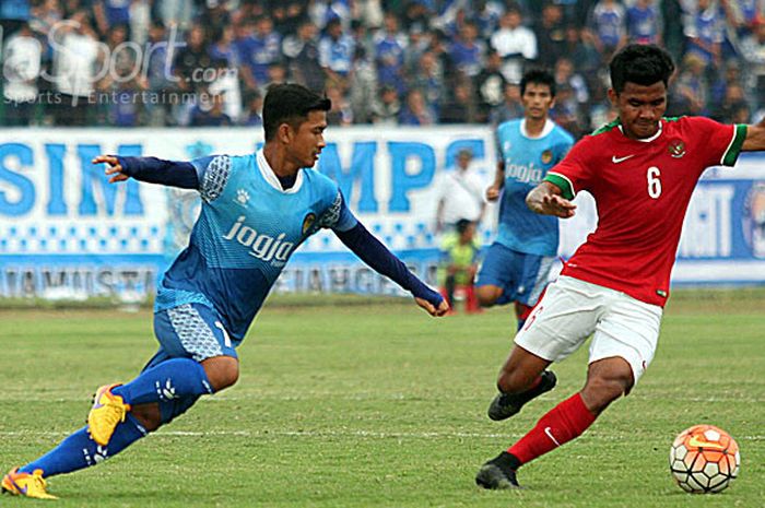 Gelandang timnas Indonesia U-19, Asnawi Mangkualam (kanan), berupaya mengamankan bola dari kejaran pemain PSIM Yogyakarta dalam laga uji coba di Stadion Sultan Agung, Bantul, Jumat (26/8/2016).