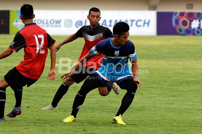 Pemain Persis Solo, Bayu Nugroho (biru), saat melakoni laga uji coba melawan tim PS Pemda di Stadion Manahan, Solo, Rabu (1/11/2017).