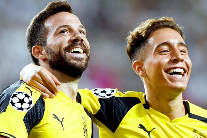 Gelandang Dortmund, Gonzalo Castro (kiri), melakukan selebrasi bersama rekan setimnya, Emre Mor, seusai mencetak gol ke gawang Legia Warsawa di Stadion Legia, Warsawa, pada 14 September 2016.