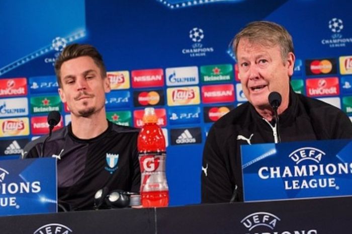 Pelatih Malmo, Age Hareide (kanan), saat memberikan konferensi pers, Selasa (24/11/2015), di Stadion Swedbank jelang laga lanjutan babak penyisihan Grup A Liga Champions melawan Paris Saint-Germain.