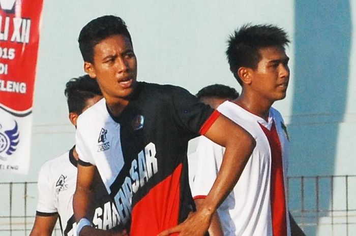 Andhika Wijaya (tengah/kaos hitam-putih-merah) diharapkan bisa seperti ayahnya yang melegenda bersama klub Pelita Jaya Jakarta.