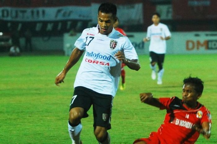 Penyerang Bali United, I Nyoman Sukarja (kiri), berusaha menghindari tekel pemain Semen Padang saat kedua tim bentrok di fase Grup B Piala Jenderal Sudirman.