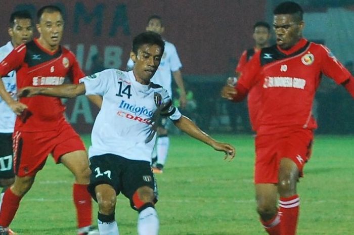 Fadhil Sausu (tengah) ingin seperti seniornya, Bima Sakti, yang bisa bertahan lama di dunia sepak bola.