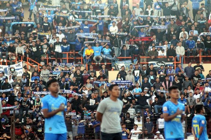 Suporter PSIM Yogyakarta, Brajamusti, saat mendukung Laskar Mataram yang berhadapan dengan Persiwa Wamena di Stadion Sultan Agung, Bantul, Sabtu (14/7/2018) sore WIB.