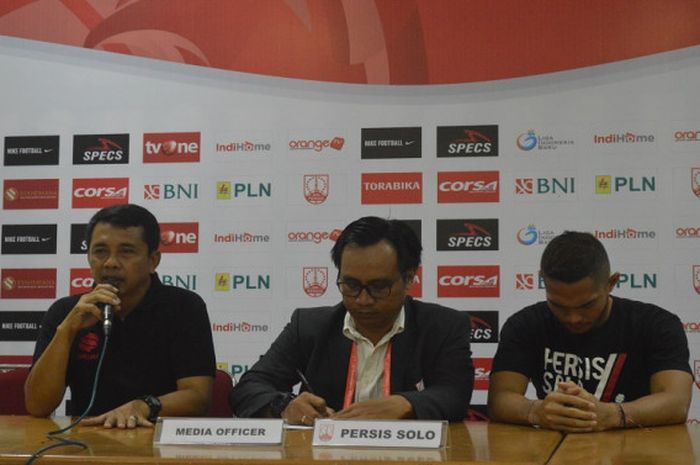 Pelatih Persis Solo, Jafri Sastra (kiri), saat jumpa pers setelah pertandingan melawan Persibat Batang di Stadion Manahan, Solo, Jumat (13/7/2018) sore WIB.