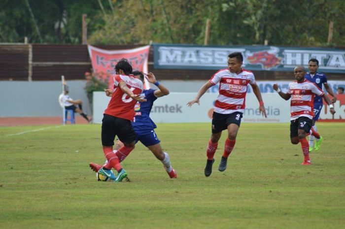 Madura United saat menghadapi PSIS Semarang di Stadion Moch Soebroto, Kamis (12/7/2018) sore WIB.