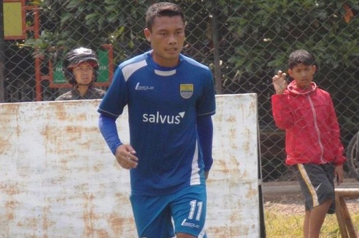 Gelandang Persib, Dedi Kusnandar, beraksi pada sesi latihan Persib.