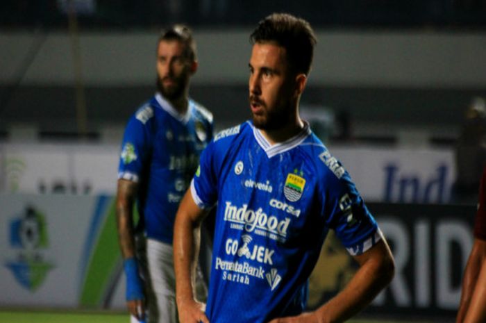 Penyerang Persib asal Argentina, Jonathan Bauman saat menghadapi PSM Makassar di Gelora Bandung Lautan Api, Bandung (23/5/2018).