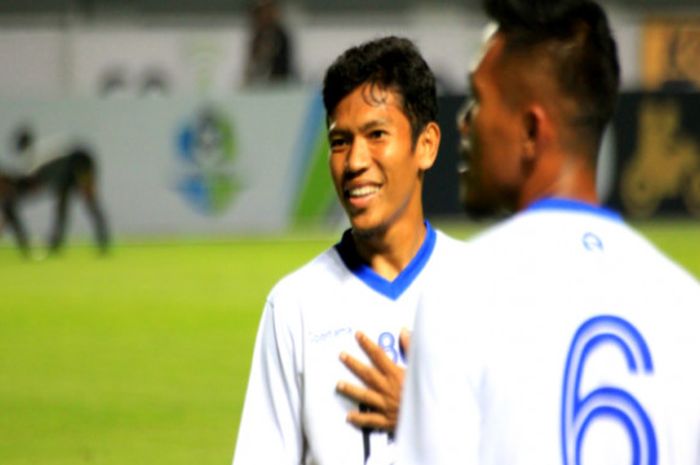 Gelandang senior  Persib Bandung, Eka Ramdani  saat melakukan pemanasan jelang laga kontra PSM di Gelora Bandung Lautan Api, Bandung (23/5/2018).