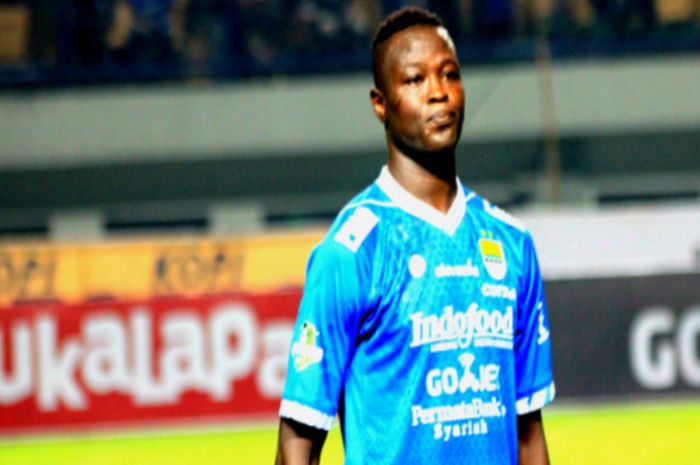 Penyerang Persib sekaligus timnas Chad, Ezechiel N'Douassel saat menghadapi PSM Makassar di Gelora Bandung Lautan Api, Bandung (23/5/2018).