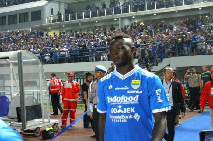 Ezechiel NDouassel berjalan memasuki Gelora Bandung Lautan Api saat Persib menjamu Borneo FC (21/4/2