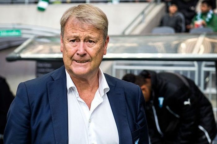 Pelatih Malmo, Age Hareide, saat memimpin timnya menghadapi Hammarby dalam lanjutan Liga Swedia di Tele2 Arena, Stockholm, Swedia, pada 25 Oktober 2015.