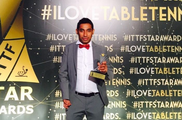 Petenis meja difabel Indonesia, David Jacobs, meraih trofi Bintang Tenis Meja Terbaik Difabel Putra dalam ITTF Star   Awards yang digelar di Patio de Gala, Lisbon, Portugal, Rabu (9/12/2015). 