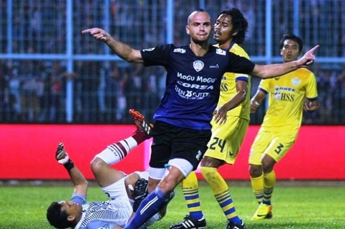  Bek Arema Cronus, Kiko Insa.  