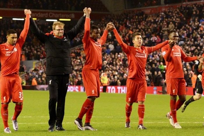  Manajer Liverpool, Juergen Klopp, bersama pemain Liverpool mengucapkan terima kasih kepada suporter seusai pertandingan lanjutan Premier League melawan West Bromwich Albion, Minggu (13/12/2015) 