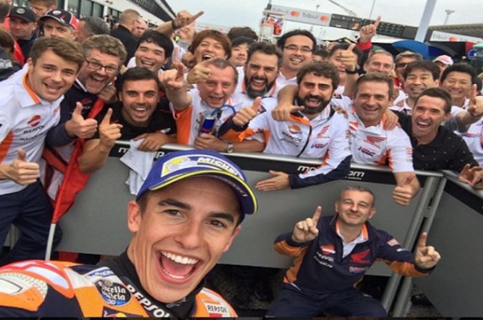 Marc Marquez berswafoto dengan kru Repsol Honda usai memenangi balapan MotoGP seri San Marino, Minggu (10/9/2017).