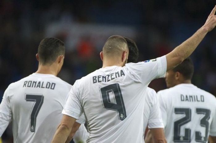 Karim Benzema dan Cristiano Ronaldo saat merayakan gol ke gawang Rayo Vallecano (20/12//2015).n