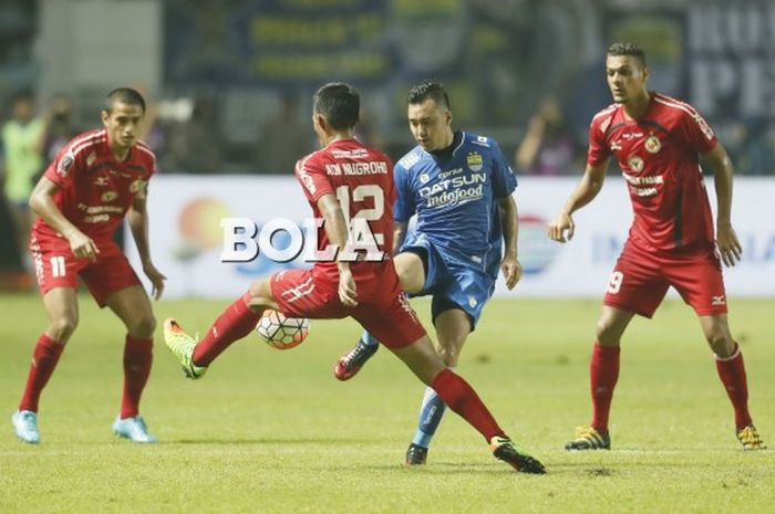 Aksi Shohei Matsunaga saat Persib Bandung vs Semen Padang pada pertandingan perebutan juara ketiga P