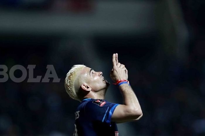 Sudah lama Cristian Gonzales tak melakukan gaya selebrasi ini di Liga 1 2017 bersama Arema FC. 