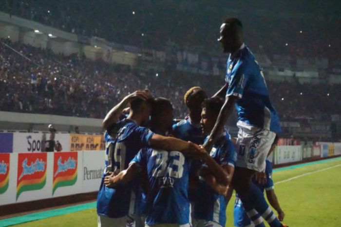 Para pemain Persib Bandung saat merayakan gol kedua ke gawang Persipura Jayapura di Gelora Bandung Lautan Api (12/5/2018)