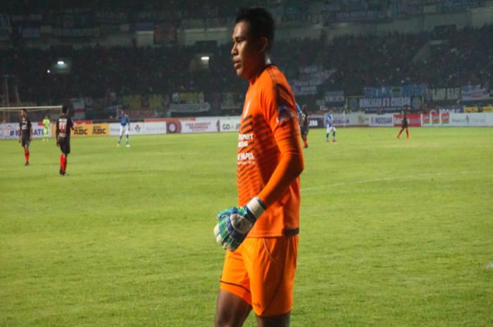 Kiper Persipura, Dede Sulaeman saat laga melawan Persib Bandung (12/5/2018) 