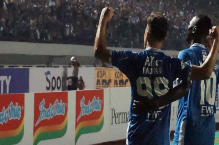 Duet Jonathan Bauman dan Ezechiel N'Douassel saat merayakan gol ke gawang Persipura di Gelora Bandung Lautan Api (12/5/2018).