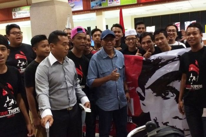 Pelatih Rahmad Darmawan berfoto dengan suporter T-Team saat tiba di Terengganu, Malaysia, Kamis (3/1