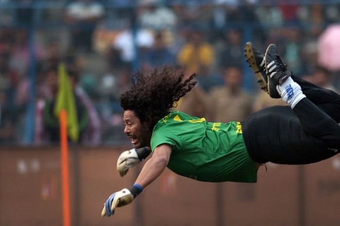 Kiper dari Kolombia, Rene Higuita tengah menendang bola untuk meyelamatkan gol saat pertandingan antara Brazilian Masters dan Indian All Stars di Kolkata, 8 Desember, 2012. tim Brazil memenangkan pertandingan  dengan hasil 3-1. 