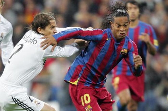 Ronaldinho mencetak dua gol setelah melakukan aksi solo run melewati bek-bek Real Madrid.