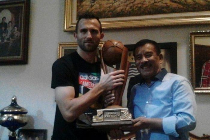 Illija Spasojevic memegang trofi Piala Presiden dengan manajer Persib, Umuh Muchtar, di kediaman Umuh di Bandung, Minggu (6/12/2015).