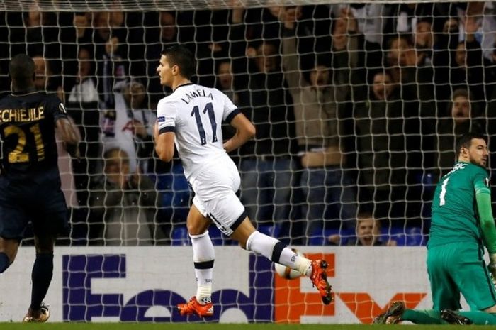 Pemain sayap Tottenham Hotspur, Erik Lamela, mencetak gol ke gawang AS Monaco saat kedua tim bertemu pada lanjutan Liga Europa di Stadion White Hart Lane, Kamis (10/12/2015).