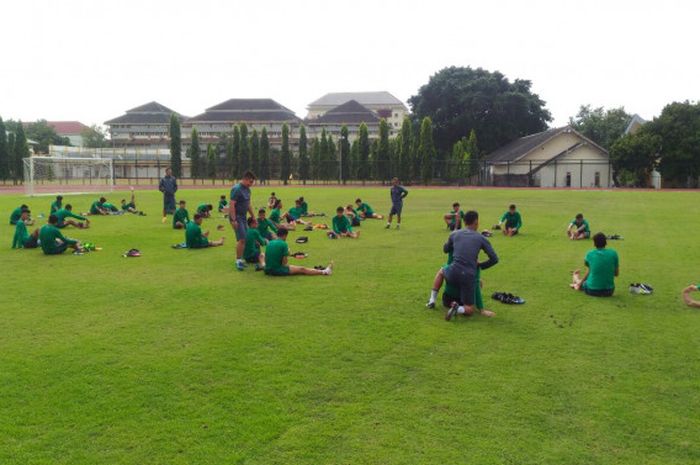 Pemain Timnas Indonesia U-19 sedang melakukan pendinginan setelah latihan