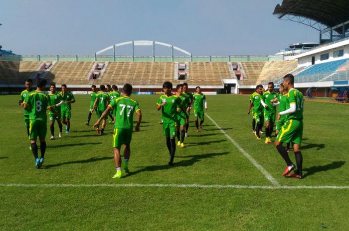 Skuat PSS Sleman Uji Lapangan Stadion Maguwoharjo, Sleman, Jumat (11/8/2017).