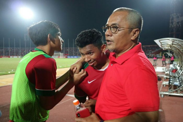 Momen saat Manajer Madura United, Haruna Soemitro (kanan), bersama Muhammad Rifad Marasabessy usai l