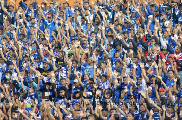 Suporter PSIS Semarang saat memberikan dukungan bagi Mahesa Jenar yang menjamu Persebaya Surabaya di Stadion Moch Soebroto, Minggu (22/7/2018).