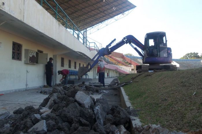 Proses pembongkaran Stadion Manahan, Solo, Jumat (27/7/2018).