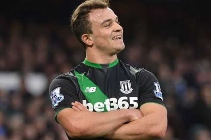 Penyerang Stoke, Xherdan Shaqiri, merayakan gol ke gawang Everton di Goodison park pada Senin (28/12/2015)