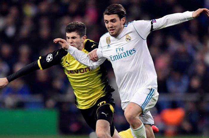 Gelandang Real Madrid, Mateo Kovacic (kanan), berduel dengan pemain Borussia Dortmund, Christian Pulisic, dalam laga Grup H Liga Champions di Stadion Santiago Bernabeu, Madrid, pada 6 Desember 2017.