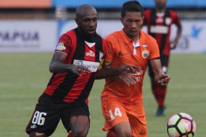 Penyerang Persipura, Boaz Solossa, bersama dengan bek Persija, Ismed Sofyan