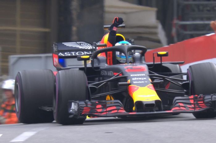 Momen ketika Daniel Ricciardo merayakan kemenangannya di GP Monaco yang masih berada di mobil dari tim Red Bull Racingnya, Minggu (27/5/2018).