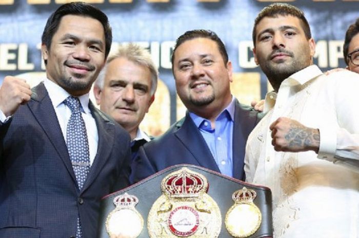 Petinju asal Filipina, Manny Pacquiao (kiri)  berfoto bersama lawannya Lucas Matthysse (kanan) asal Argentina, saat konferensi pers menjelang pertandingan pada 15 Juli 2018.