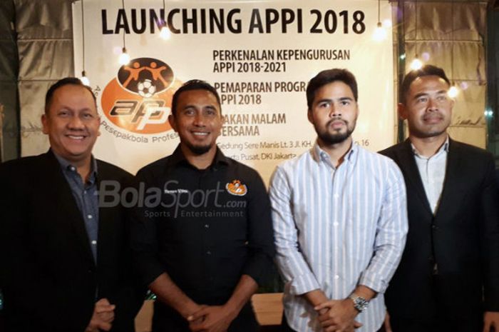 Firman Utina, Ponaryo Astaman, dan pengurus baru APPI 2018-2021 usai jumpa pers di Resto Sere Manis, Jakarta (27/3/2018).