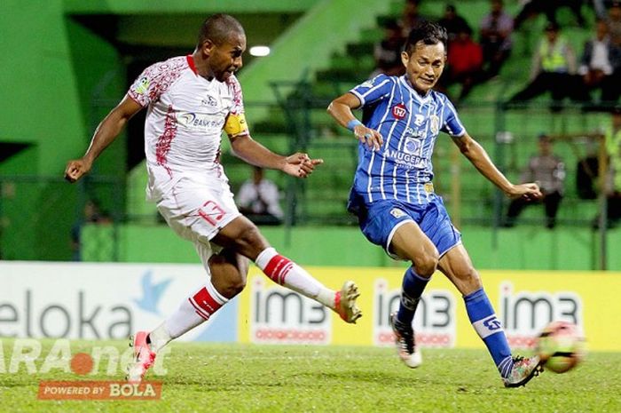 Bek Persiba Balikpapan, Iqbal Samad, mencoba menghadang sepakan gelandang Persipura, Ian Kabes, dalam laga pekan ke-7 Liga 1 di Stadion Gajayana Malang, Jawa Timur (22/05/2017) Senin malam.